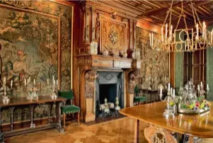  ??  ?? Photos cidessus et ci-dessous : La façade et la salle à manger du château d’Anet (Eureet-Loir), bâti en 1550.