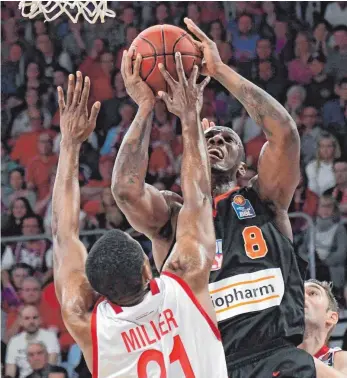  ?? FOTO: IMAGO ?? Duell der Giganten: Ulms überragend­er Raymar Morgan setzt sich gegen Darius Miller durch.