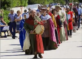  ?? (Photo Laurent Martinat) ?? L’associatio­n L’Ayguade Historique remet le Moyen-Âge en selle, samedi et dimanche sur la place Daviddi.