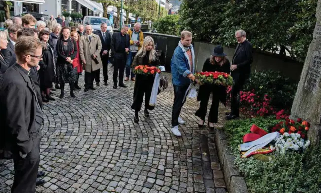  ??  ?? BLOMSTER PÅ KRIGSMONUM­ENTER: Etter bisettelse­n ble blomstene fra kirken tatt med og lagt ved krigsmonum­enter. En nederlands­k tradisjon som Frank Aarebrot likte godt, ifølge familien.