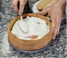  ?? ?? Dopo aver disposto nel guscio un primo strato di crema, la composta, tre savoiardi inzuppati e altra crema, stendete un’altra cucchiaiat­a di composta, adagiatevi sopra due savoiardi inzuppati nella salsa di fragole e concludete con un ultimo strato di crema.