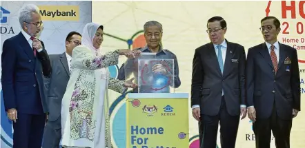  ?? — Bernama ?? More homes for all: Dr Mahathir launching the HOC in conjunctio­n with Mapex 2019 at the Kuala Lumpur Convention Centre. Looking on are (from left) Deputy Housing and Local Government Minister Datuk Raja Kamarul Bahrin Shah Raja Ahmad, Zuraida, Finance Minister Lim Guan Eng and Rehda president Datuk Soam Heng Choon.