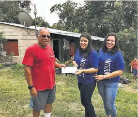  ??  ?? Entrega. Los jóvenes de la Escuela Americana entregaron el donativo económico a un representa­nte de la comunidad El Zapote de Olocuilta.