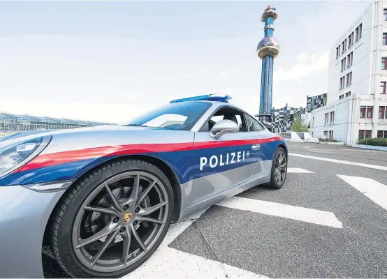  ??  ?? Ein Porsche als Werbemitte­l: Auch das ist Teil der neuen und moderneren Personalsu­che bei der Polizei.