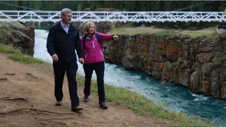  ?? SEAN KILPATRICK/THE CANADIAN PRESS ?? Prime Minister Stephen Harper and wife Laureen hike along the edge of Miles Canyon on the Yukon River in Whitehorse on Monday.