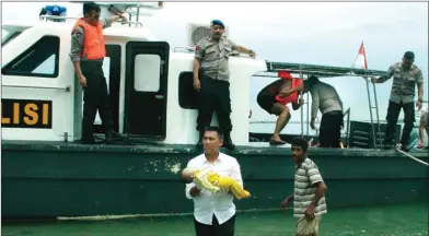  ?? SEI LATIFA/AFP PHOTO ?? NAHAS: Petugas membawa bayi korban tenggelamn­ya kapal pengangkut TKI di Pelabuhan Batam (2/11).