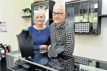  ?? Picture: EUGENE COETZEE ?? UNIQUE CREATIONS: Havilah Designer Jewellers owners, Carol and Charlie Jackson, at their store on the corner of Prospect Road and 6th Avenue, in Walmer