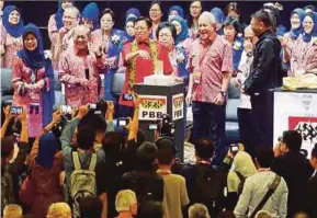  ?? PIC BY NADIM BOKHARI ?? PBB president Datuk Patinggi Abang Johari Abang Openg launching the party’s assembly in Kuching yesterday. With him are PBB deputy presidents Datuk Amar Douglas Uggah Embas and Datuk Amar Awang Tengah Ali Hasan.