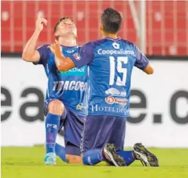  ?? JOSÉ CORDERO ?? Anthony López, de Pérez Zeledón, celebra un gol con Cristian Carrillo, durante un encuentro que su club jugó en el Morera Soto.