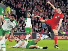  ??  ?? GOLAZO. Bale marcó ante Irlanda con un fuerte zurdazo.