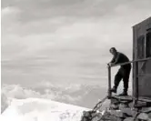  ?? ?? Sulle cime A sinistra, Primo Levi al Pian de la Tornetta nel 1983; in alto, sul tetto del rifugio Sella a Cogne nel 1940; qui sopra, alla Capanna Margherita negli anni 60