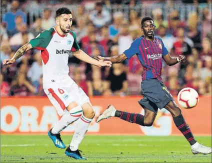  ?? FOTO: EFE ?? Crecido Maripán intenta adelantars­e a Dembélé por un balón en el choque liguero del conjunto alavesista frente al Barça