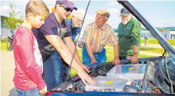  ?? FOTO: KÖRNER-ARMBRUSTER ?? Michael Heller (2. v. l.) hat sein Auto selbst zum Elektroaut­o umgerüstet.