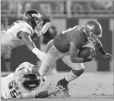  ?? Arkansas Democrat-Gazette/BENJAMIN KRAIN ?? Arkansas linebacker­s Dwayne Eugene (bottom) and De’Jon Harris tackle Alabama running back Josh Jacobs during the Razorbacks’ loss to the Crimson Tide in Tuscaloosa, Ala.