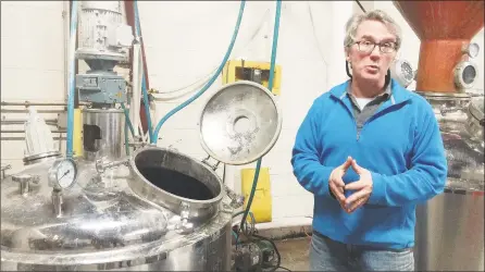  ?? Frank Whitman / For Hearst Connecticu­t Media ?? Rob Schulten explaining the distilling process at Asylum Distillery in Bridgeport.