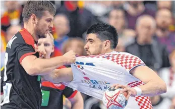  ?? FOTO: DPA/MARIUS BECKER ?? Deutschlan­d (links Fabian Böhm) und Kroatien (rechts Luka Stepancic) zählen für den Ehinger Trainer Marko Gegic zu den Favoriten bei der WM.