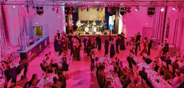  ?? ?? Mit dem CSU-Ball endet traditione­ll die Ball-Saison in Neuburg. Dieses Jahr waren bei „Schwarz ist Trumpf“deutlich mehr und jüngere Gäste, als in den Jahren zuvor. Fotos: Winfried Rein (1); Claudia Stegmann (3)