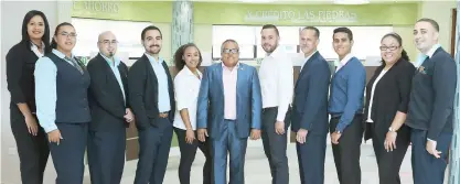  ??  ?? Al centro, Gamaliel Velázquez, presidente ejecutivo de Coop Las Piedras, junto al personal de la nueva sucursal.