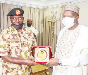  ??  ?? Governor Muhammadu Inuwa Yahaya of Gombe state (right) with Acting General Officer Commanding of the 3 Armored Division Jos of Nigeria Army, Brig. Gen. Bello Abdullahi Mohammed, during the GOC's visit to the Governor in Gombe, Weekend