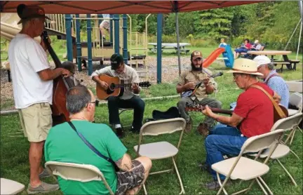  ?? ANDREW CASS — THE NEWS-HERALD ?? Musicians jam outside East Shore Unitarian Universali­st Church in Kirtland Sept. 16 at the Blue Sky Folk Festival.