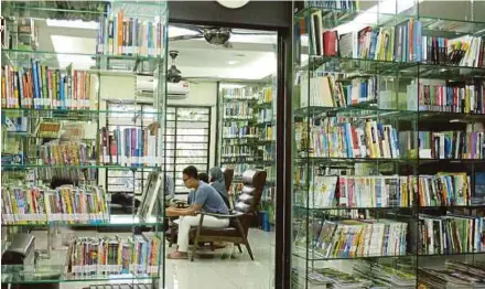  ?? PIX BY HASRIYASYA­H SABUDIN ?? The interior of Zamri Misman’s house in Nilai looks like a library.