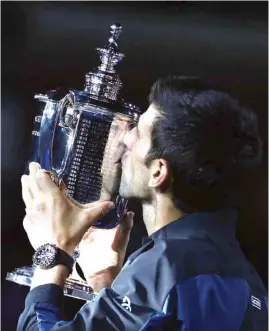  ??  ?? MOMENTO. Novak Djokovic celebra la obtención del torneo. AFP