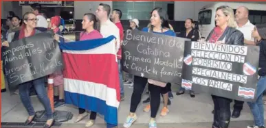  ?? JORGE RENDÓN ?? El orgullo de los familiares se manifestab­a en el montón de carteles que llevaron.