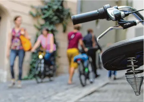  ?? Foto: Fabian Kluge ?? Am Judenberg geht es manchmal eng her. Nicht alle Radfahrer steigen ab und schieben, beklagen Fußgänger.