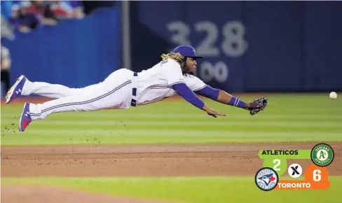  ?? FOTO: AP ?? > El joven prospecto de Azulejos Vladimir Guerrero Jr. se lanza por la pelota.