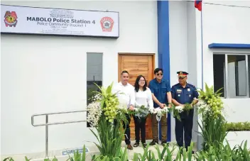  ?? / CONTRIBUTE­D FOTO ?? CEREMONY. Members of the ribbon-cutting committee at the Cebu IT Park substation pose with PRO 7 Director Debold Sinas during the ceremony.