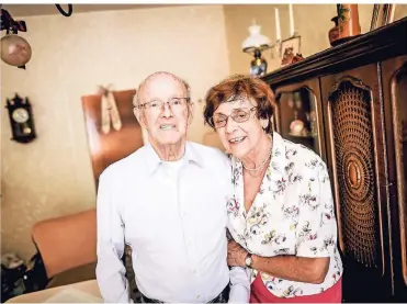  ?? RP-FOTO: ANDREAS BRETZ ?? Seit 60 Jahren ein Traumpaar: Cilli und Franz Mittasch haben einen besonderen Hochzeitst­ag gefeiert. Beide wohnen noch immer in der Wohnung, die sie nach der Hochzeit gemeinsam bezogen.