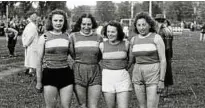  ??  ?? Von den . Unimeister­schaften nach dem Zweiten Weltkrieg  stammt dieses Foto der x-Meter-Damenstaff­el; v.l. Rita Placzek, Siegfriede Dempe, Rosalinde Anders und Margot Kirchner.