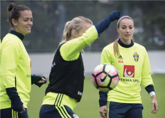  ?? Bilder: JESSICA GOW ?? TRIO FRÅN LFC. Marija Banusic, Tove Almqvist och Kosovare Asllani under landslaget­s träning inför matchen mot Kroatien.