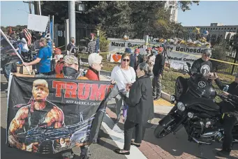  ?? OLIVER CONTRERAS/THE NEW YORK TIMES ?? Supporters of President Donald Trump gather Sunday outside Walter Reed National Military Medical Center in Bethesda, Maryland. Trump was hospitaliz­ed Friday.