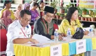  ??  ?? HAKIM pertanding­an akhir Pesta Pantun (dari kiri) Jamry Haji Saruna, Haji Ismail Salleh dan Hayati Utong.