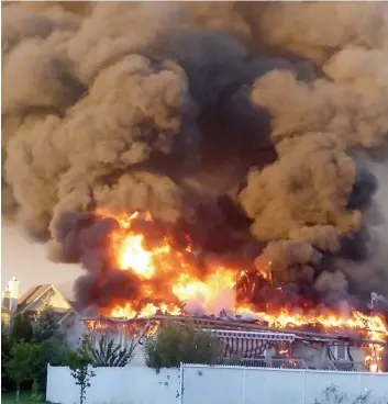  ?? PHOTO COURTOISIE STÉPHANE DEMERS ?? Un violent incendie a complèteme­nt ravagé deux résidences de Terrebonne, hier.