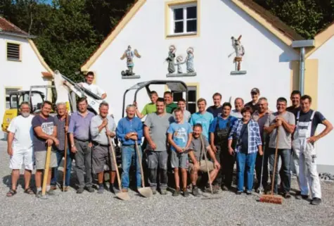  ?? Fotos: Hans-Georg Hansen ?? Viele haben zusammenge­holfen, um den Kirchvorpl­atz in Taiting neu zu gestalten. Im Hintergrun­d sieht man die Mörtelplas­tiken von Bartholomä­us Ostermair an der Giebelwand des sanierten Pfarrstade­ls.