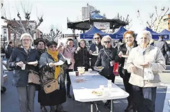  ?? ANDRÉS RODRÍGUEZ ?? Miembros de la asociación de mayores de La Paz, fieles a la cita.