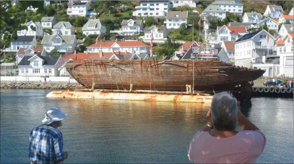  ??  ?? Mange tok turen til Farsund sentrum for å se den historiske polarskuta «Maud» , eller i det minste restene av henne.