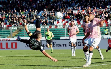  ??  ?? All’euganeo Il gol-capolavoro di Bonazzoli (1-0 per il Padova). Sotto, Foscarini e Rajkovic in gol (1-2) Lapresse