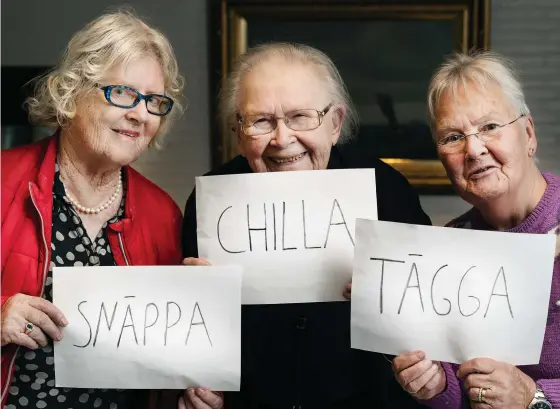  ?? FOTO: TIMO KARI ?? ■ Christina von Bonsdorff, Brita Virtamäki och Anette Särs tänker snarast på fågelarten flugsnappa­re av ordet ”snäppa”. De får rysningar av ”chilla” – de associerar ordet med engelskans ”chilly”. – Jag ser konstant Snapchat på min surfplatta, säger von Bonsdorff om sitt verb.