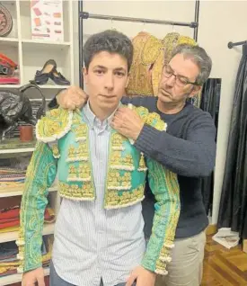  ??  ?? Ramos, director, prueba un traje a Nabil Essaouari