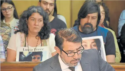  ?? FOTOS: F. GASTIARENA ?? Alegato. El fiscal Daniel Vicente, en la audiencia de ayer. Detrás, los padres de la víctima.