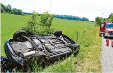  ?? Foto: Wilhelm Schmid ?? Ein Auto hat sich am Montagnach­mittag zwischen Tiefenbach und Illertisse­n über schlagen. Der Fahrer wurde verletzt.