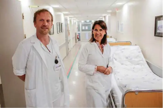  ??  ?? FORBEDRER: Overlege Christer Lie og klinikkdir­ektør Åse Nordstrøne­n jobber ved akuttmotta­ket ved Haraldspla­ss Diakonale Sykehus. De er nå i gang med å lukke avvikene.