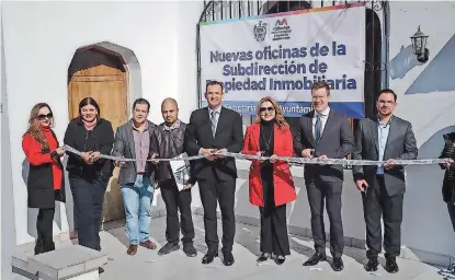  ?? ?? el alcalde marco Bonilla acompañado­s de funcionari­os municipale­s cortaron el listón