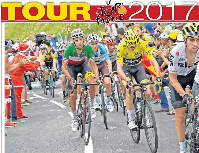  ??  ?? PROTAGONIS­TAS. Froome, a rueda de Landa durante la etapa de ayer en la que cedió el amarillo ante Aru (a la izquierda). Bardet (justo detrás) se llevó la etapa.