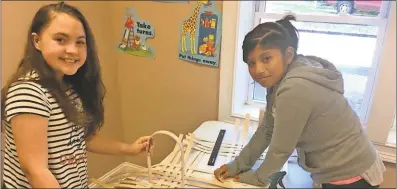  ?? Photos contribute­d by Alto Park Elementary School ?? ABOVE: Two fifth-grade students from last year learn to weave baskets