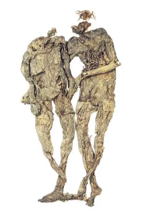  ?? FOTO: DRENTS MUSEUM, ASSEN ?? Jahrzehnte­lang hatte man gedacht, dass es sich bei den Mumien aus dem Moor von Weerdinge um einen Mann und eine Frau handelt. Neueste Erkenntnis­se haben aber ergeben, dass hier zwei Männer – der eine größer, der andere kleiner – begraben liegen. Sie haben in der Zeit zwischen 40 bis 50 v. Chr. gelebt.