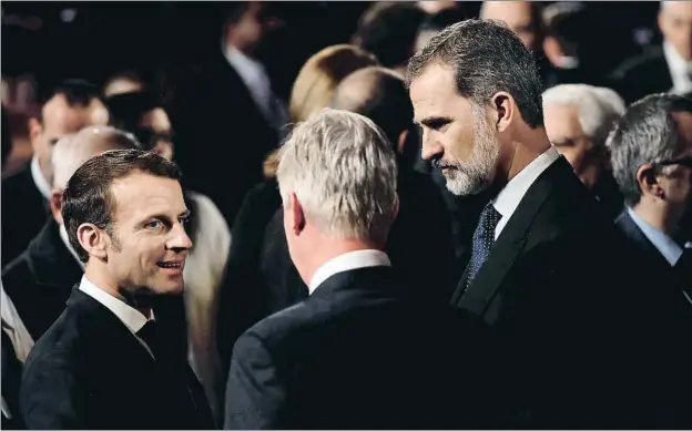  ?? RONEN ZVULUN / REUTERS ?? Macron y Felipe VI charlan con el rey Felipe de Bélgica ayer durante la ceremonia en el memorial de Yad Vashem, en Jerusalén